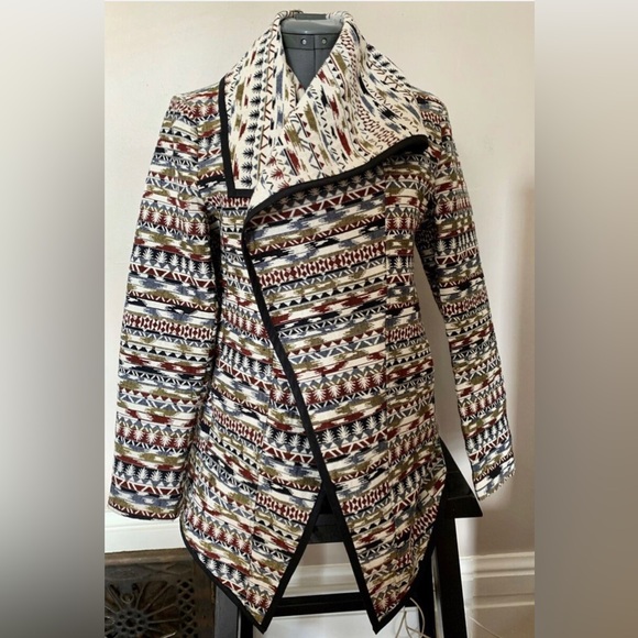 Kenar Wrap jacket with matching asymmetrical mini skirt - Picture 1 of 9